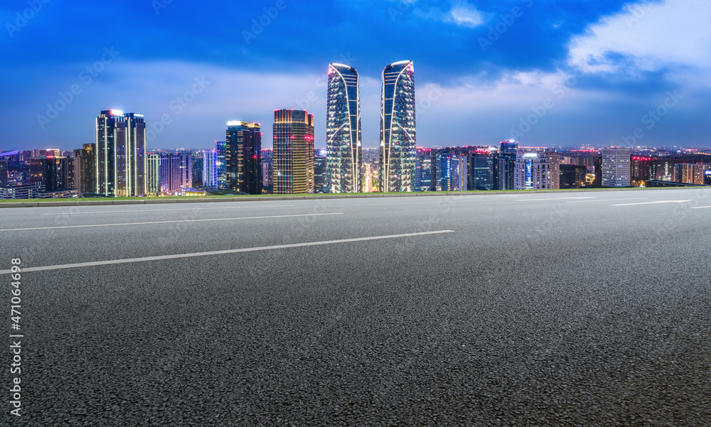 空旷的柏油路、城市天际线和建筑景观，中国。