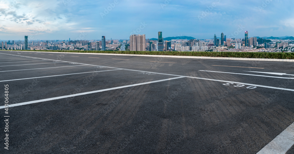 空旷的柏油路、城市天际线和建筑景观，中国。