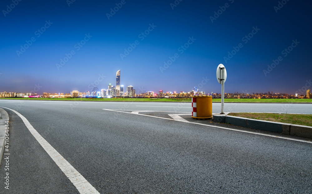 空旷的柏油路、城市天际线和建筑景观，中国。