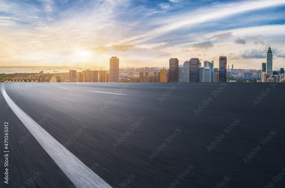 空旷的柏油路、城市天际线和建筑景观，中国。