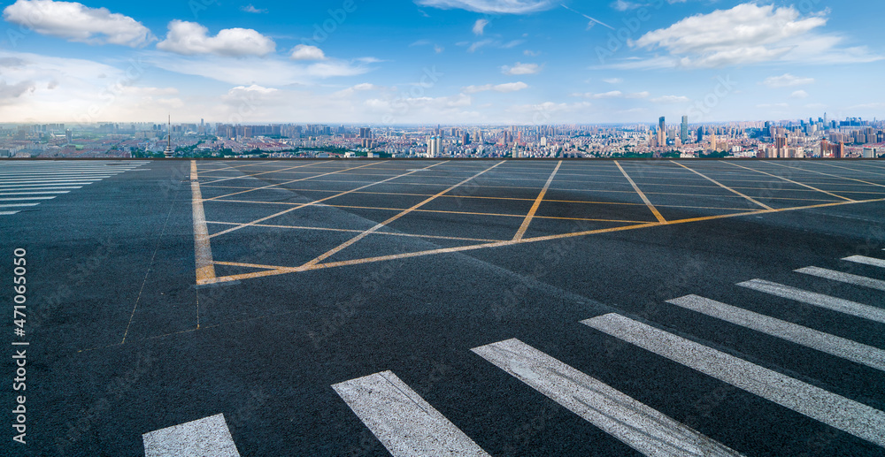 空旷的柏油路、城市天际线和建筑景观，中国。