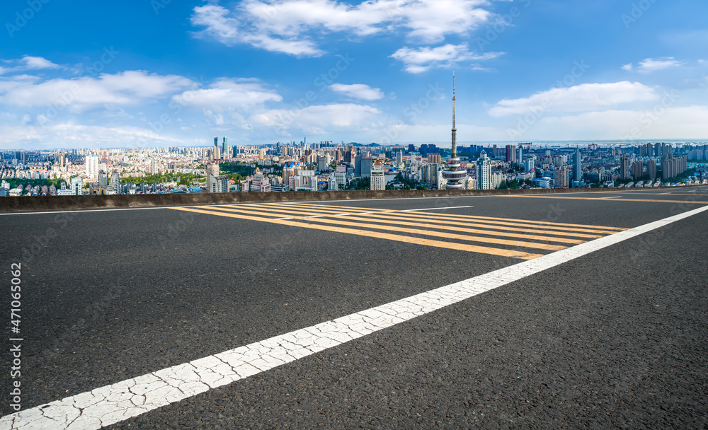 空旷的柏油路、城市天际线和建筑景观，中国。