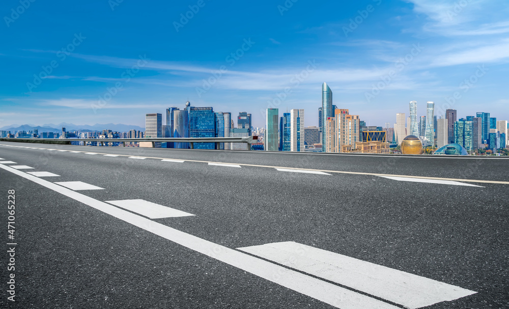 空旷的柏油路、城市天际线和建筑景观，中国。