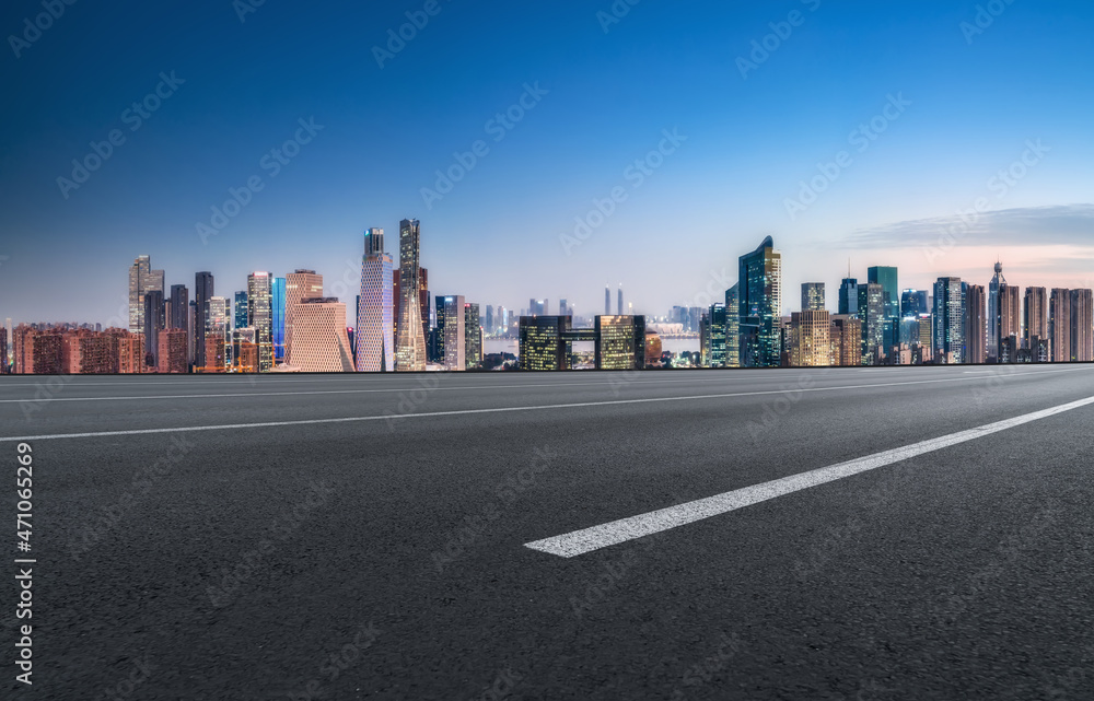 空旷的柏油路、城市天际线和建筑景观，中国。