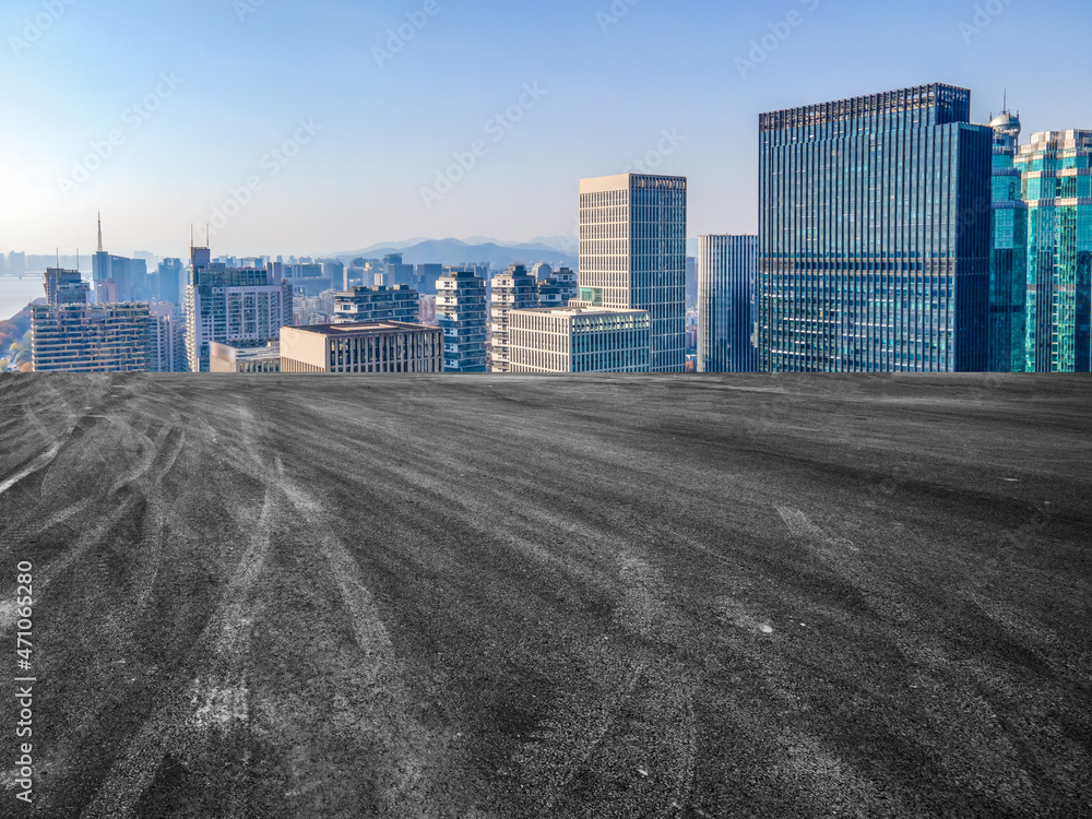 空旷的柏油路、城市天际线和建筑景观，中国。