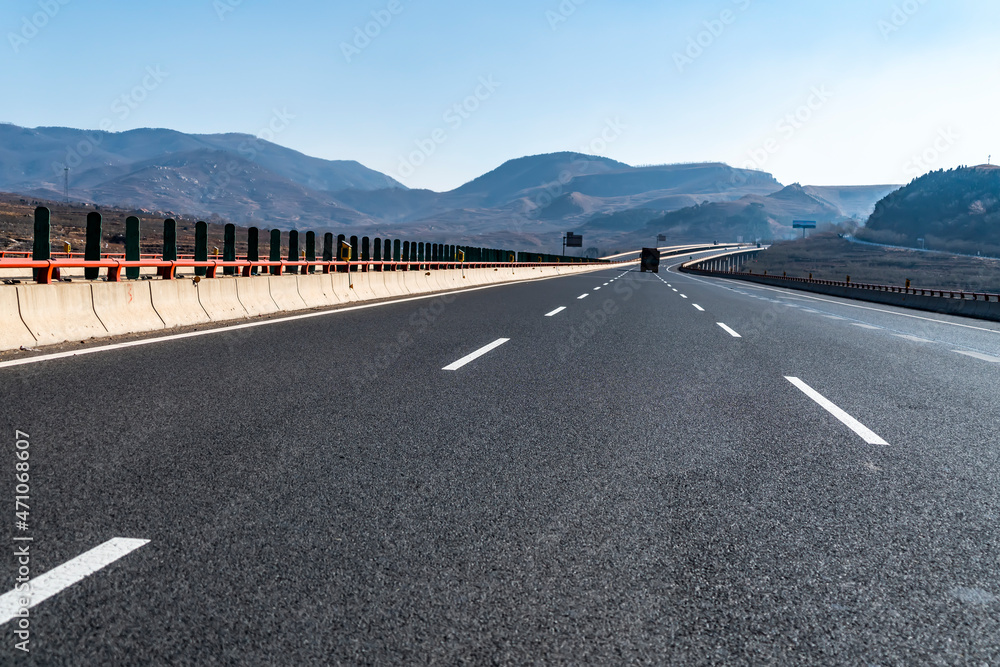 户外公路和远山背景