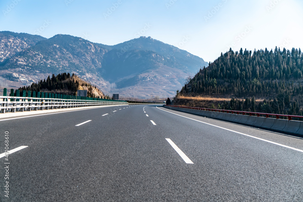 户外公路和远山背景