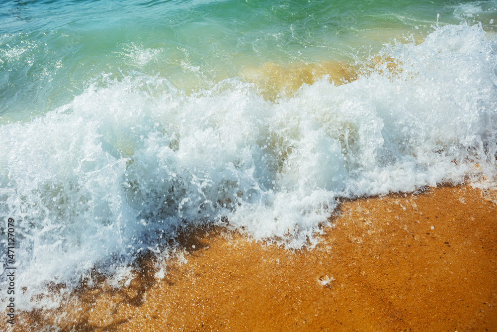 夏日阳光下沙滩上的海洋泡沫