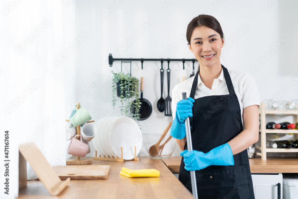 亚洲年轻清洁服务女工在家工作的肖像。