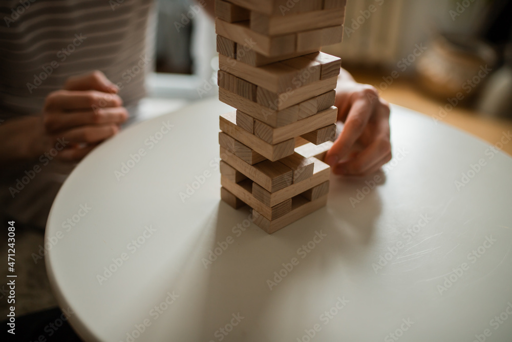 在空闲时间，两个年轻人集中精力玩Jenga棋盘游戏，玩得很开心
1202365822,不可能的形状。神圣的几何图形。视觉错觉。抽象永恒的几何物体。Im