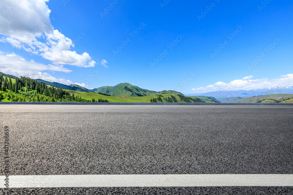 蓝天下的柏油路和青山