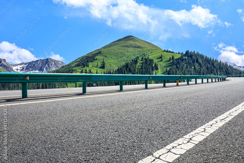 蓝天下的柏油路和山。公路和山的背景。