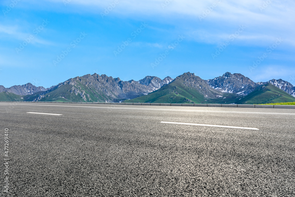 蓝天下的柏油路和山。公路和山的背景。