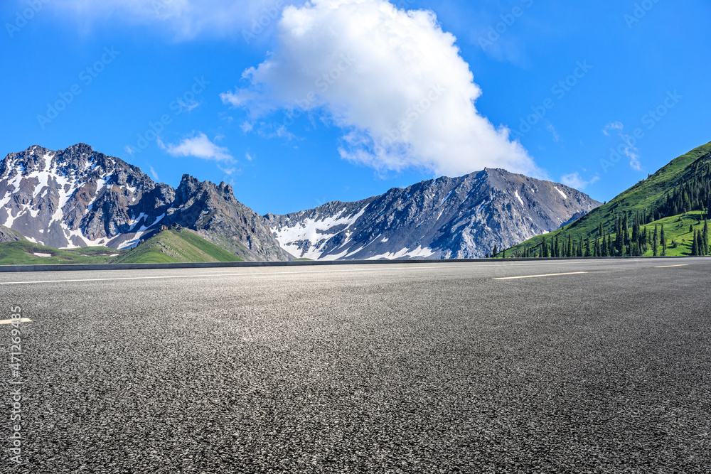 蓝天下的沥青路和山。公路和山的背景。