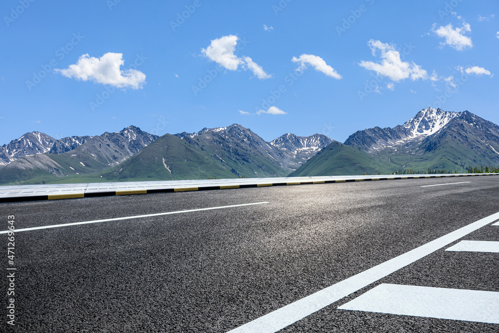 蓝天下的柏油路和山。公路和山的背景。