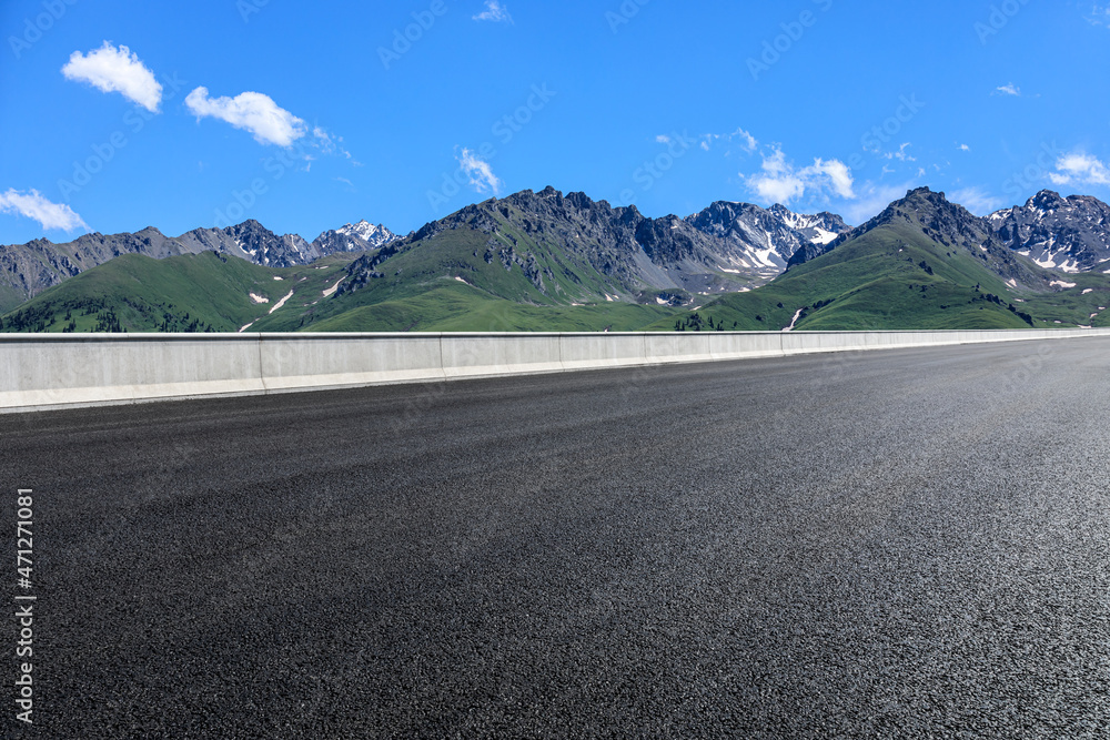 蓝天下的柏油路和山。公路和山的背景。