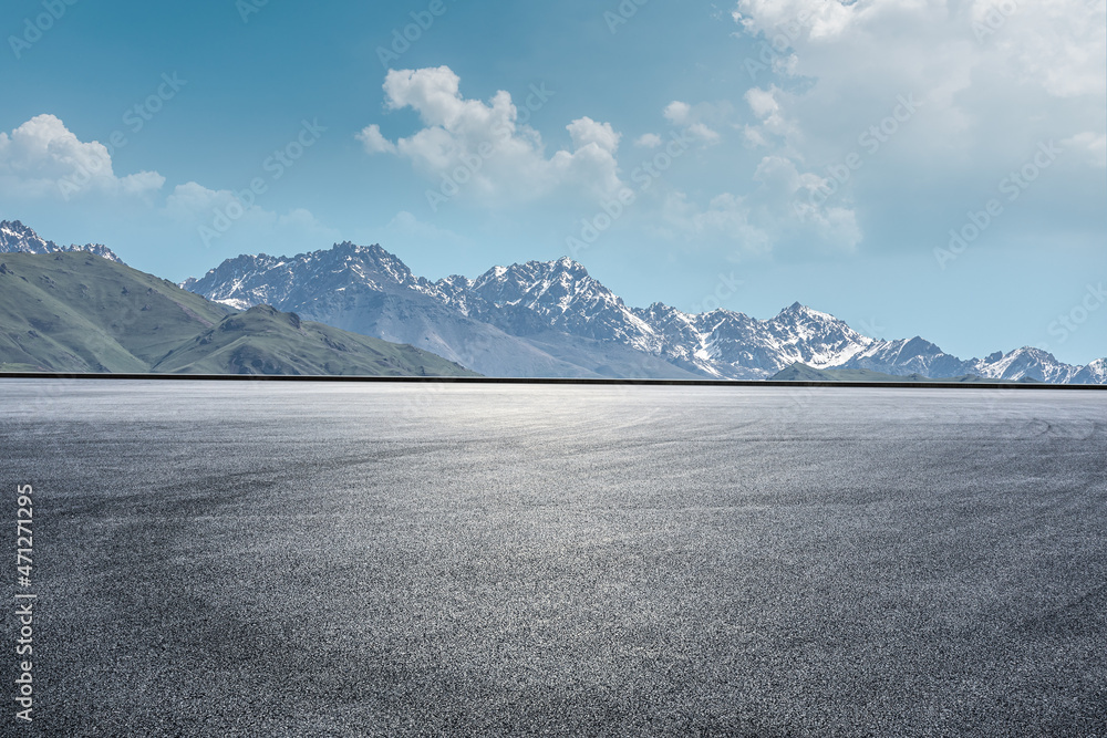 空旷的道路和山地自然背景