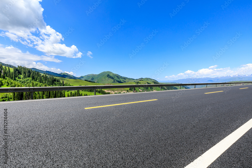 蓝天下的柏油路和青山