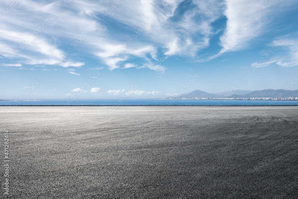 沥青路面和海景，道路和天空背景。