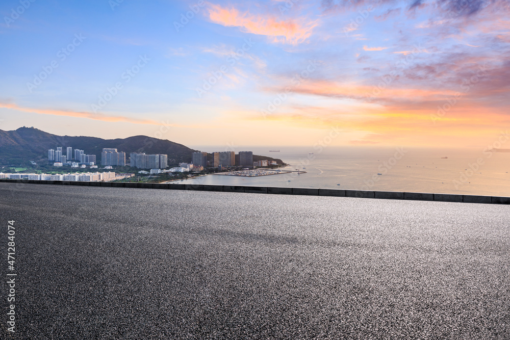 海边有天际线的沥青路和现代城市商业建筑