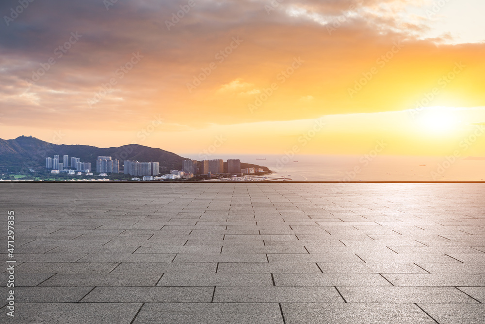 空旷的广场和海边天际线的现代城市建筑