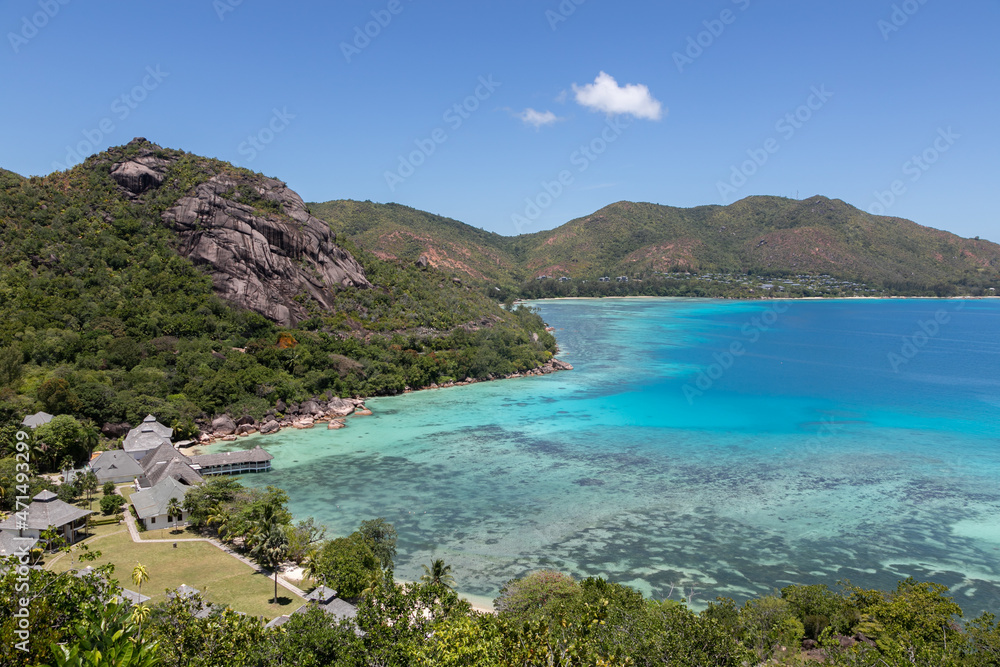 从高处俯瞰塞舌尔普拉斯林岛上的安塞小库尔全景。Bungal