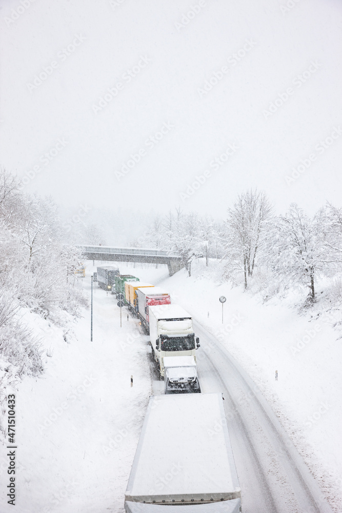 Schneefall的Schnellstrasse mt Schneefahrbahn und Stau