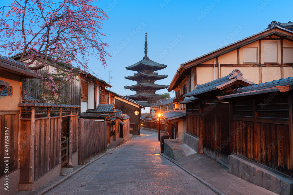 日本京都，黄昏的宝塔和街道