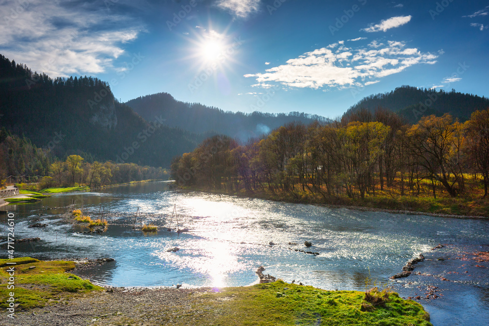 秋天的杜纳杰克河的美丽景观。波兰Szczawnica