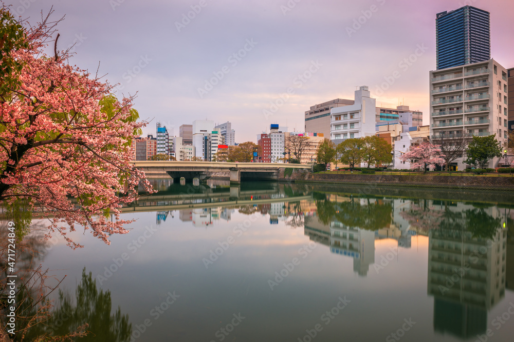 日本广岛恩科河畔的市中心城市景观