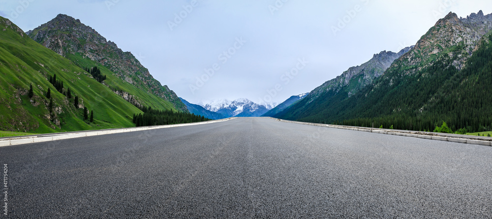 蓝天下的柏油路和山。公路和山的背景。