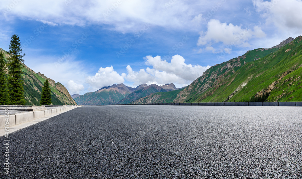 蓝天下的柏油路和山。公路和山的背景。