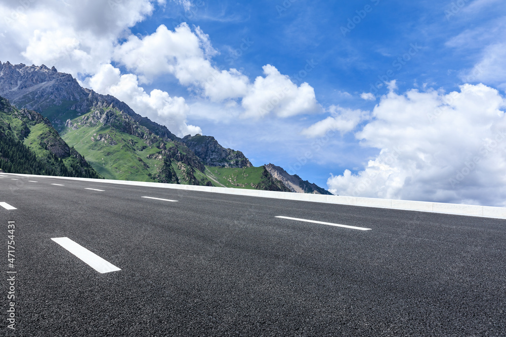 蓝天下的柏油路和山。公路和山的背景。