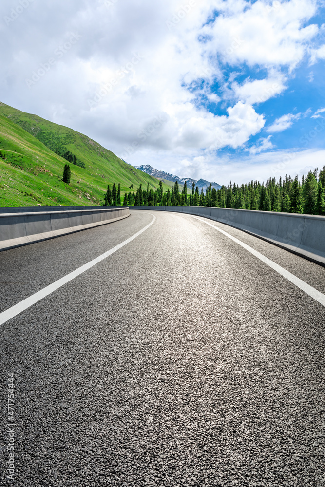 蓝天下的柏油路和山。公路和山的背景。