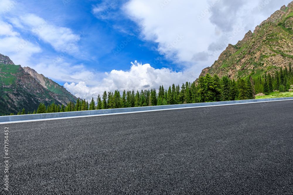 蓝天下的沥青路和山。公路和山的背景。