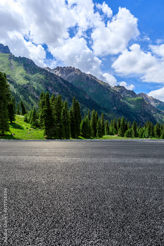 蓝天下的沥青路和山。公路和山的背景。