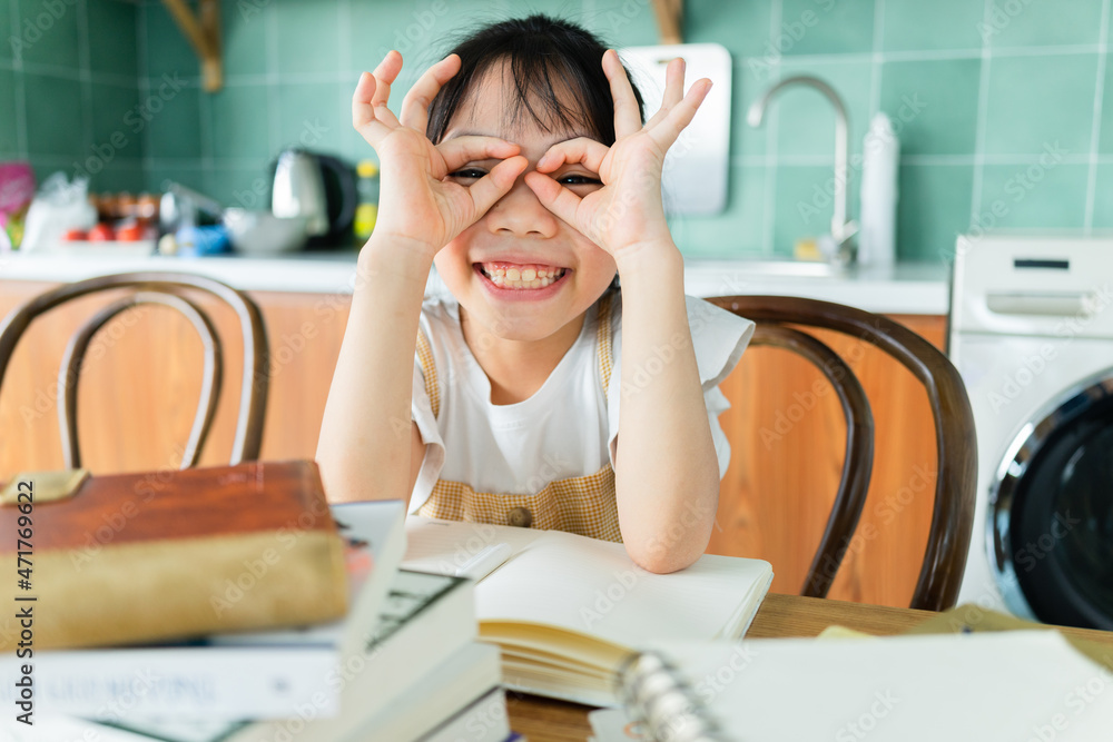 在家学习的亚洲孩子