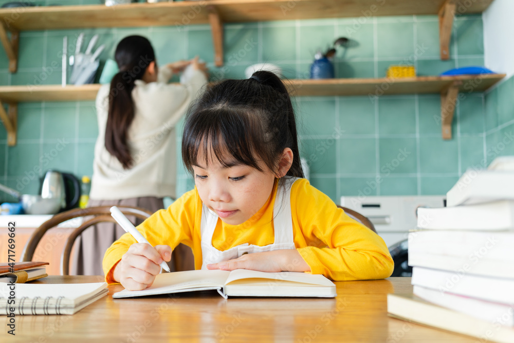 亚洲母女在家一起学习