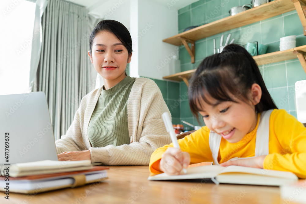 亚洲母女在家一起学习