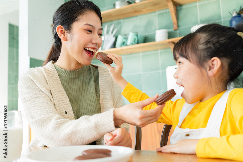 母女俩一起吃早餐