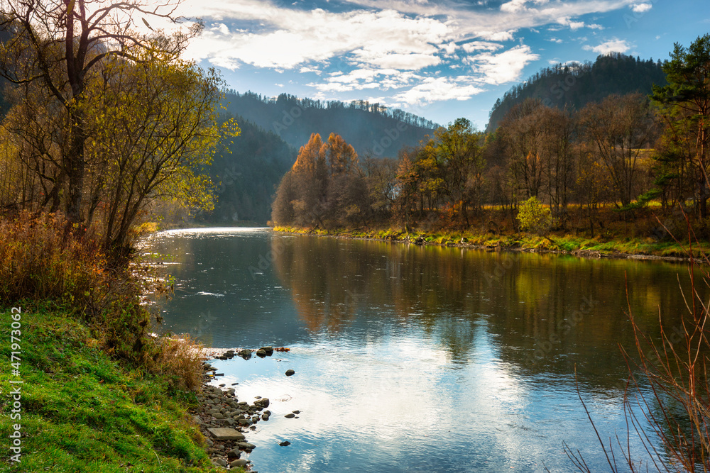 秋天的杜纳杰克河的美丽景观。波兰Szczawnica