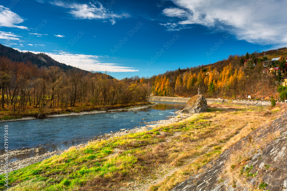 秋天的杜纳杰克河的美丽景观。波兰Szczawnica