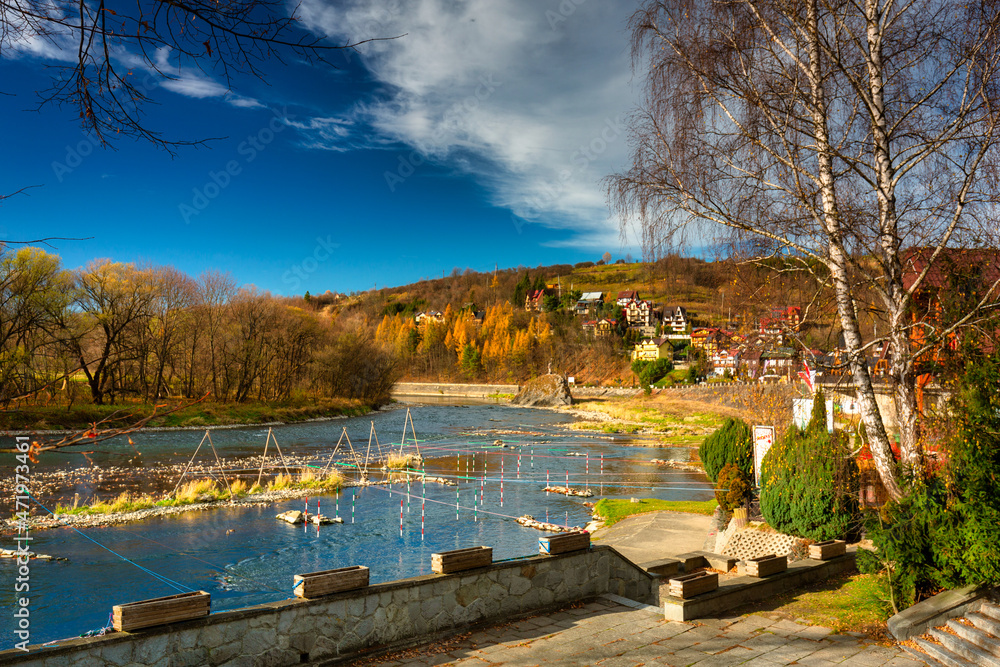 秋天的杜纳杰克河的美丽景观。波兰Szczawnica