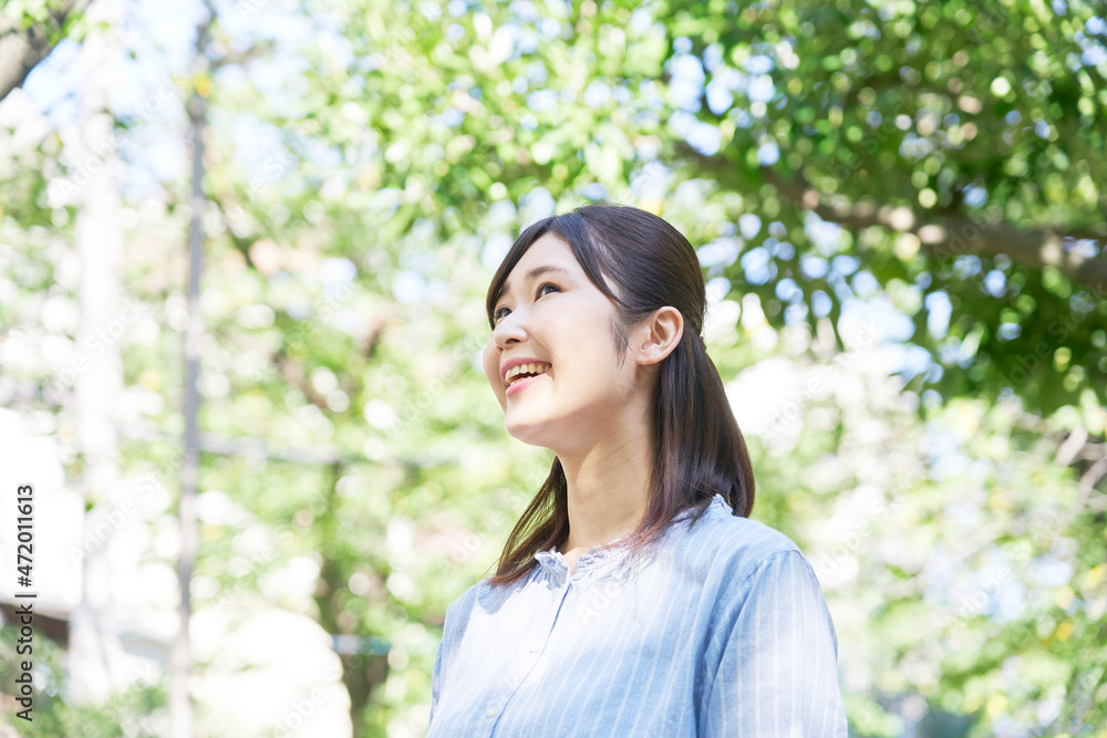 女性　ポートレート　屋外