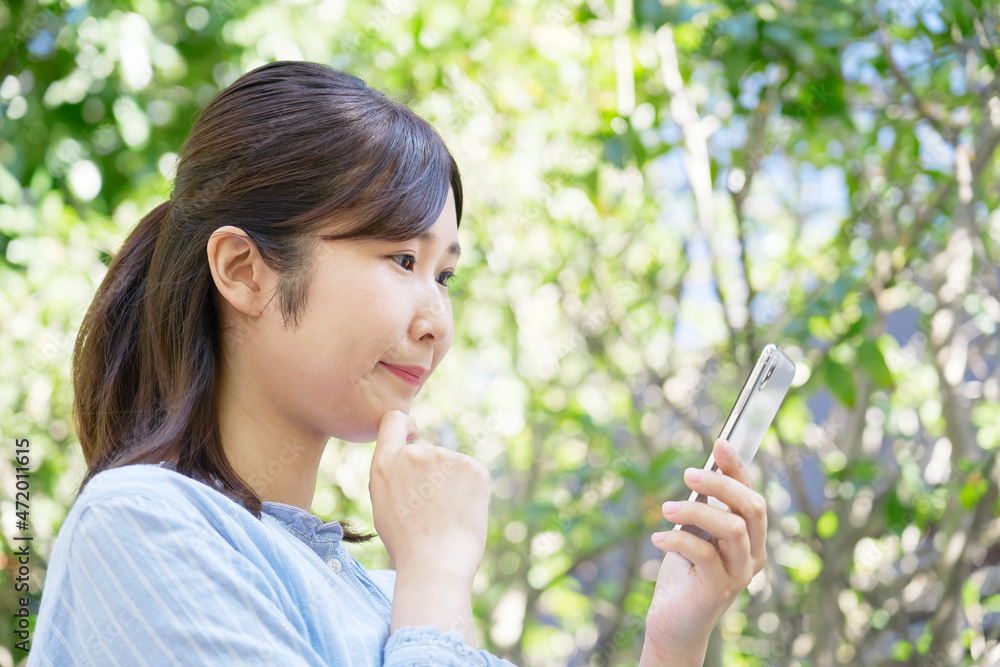 女性　スマホ　屋外