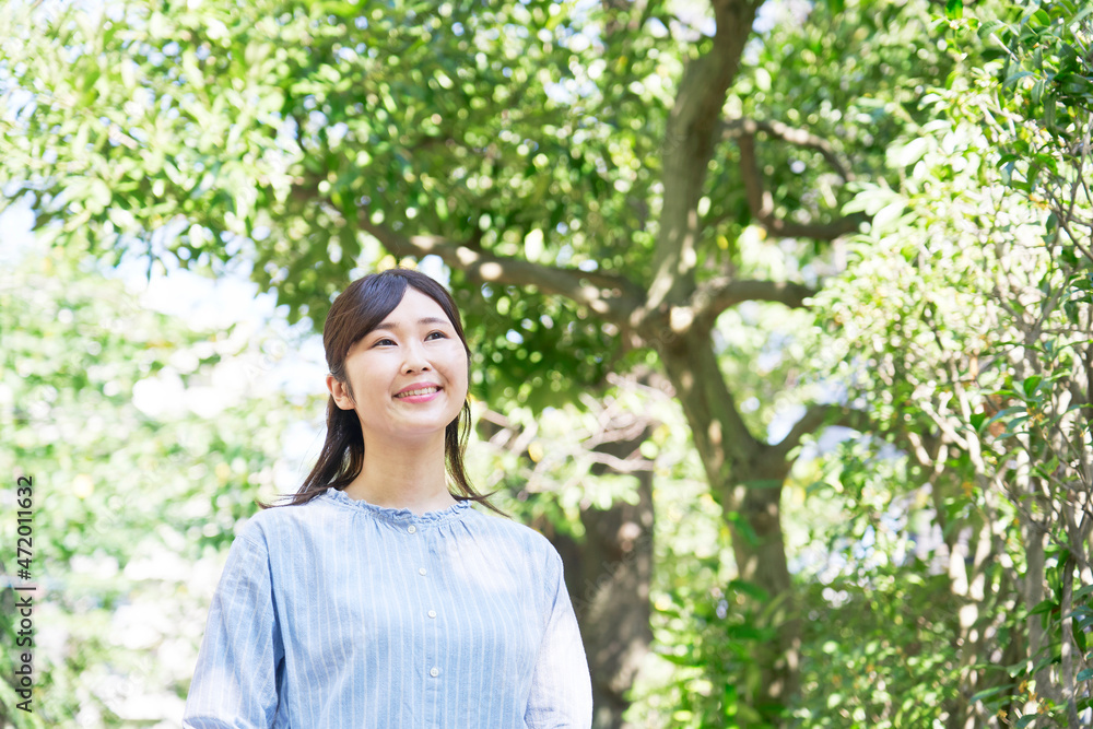 女性　ポートレート　屋外