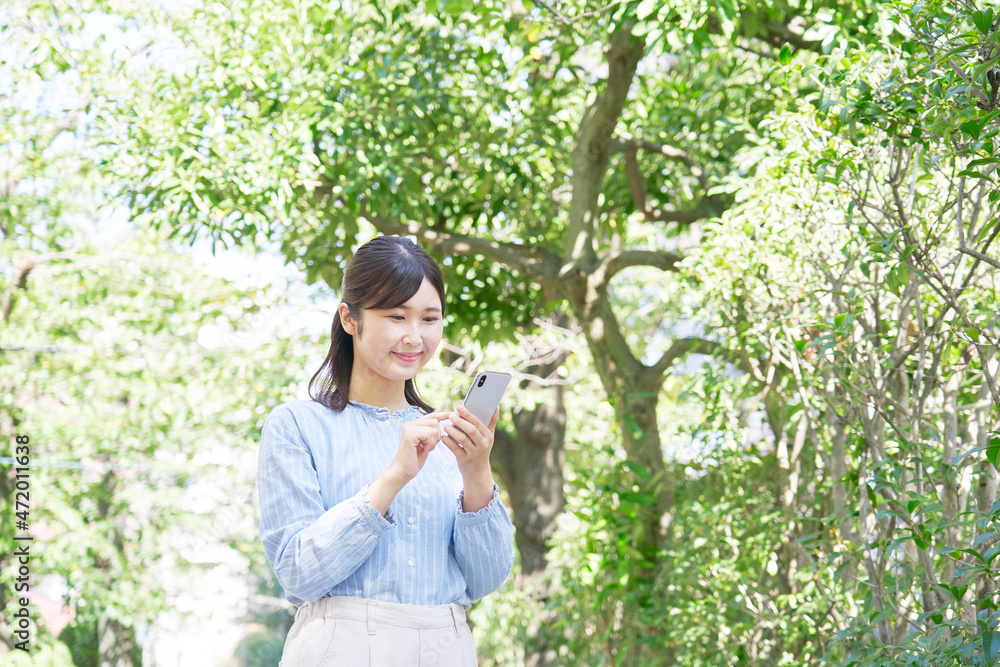 女性　スマホ　屋外