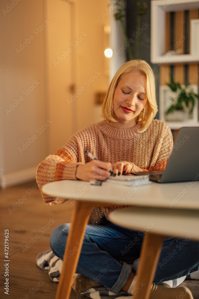 冷静的高加索金发女人，在纸上给她的朋友写信。