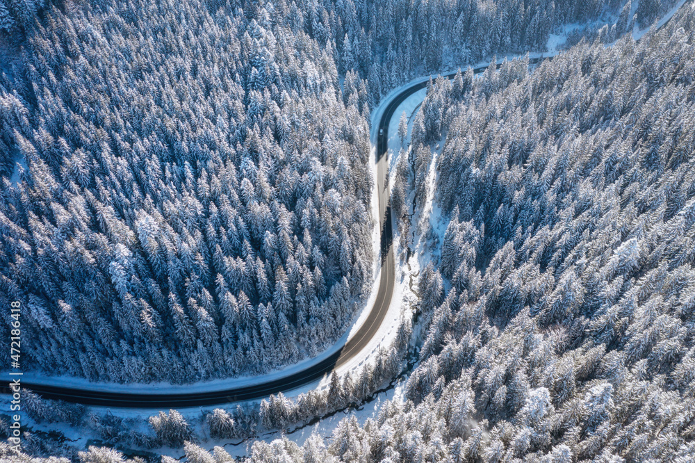 空中的自然冬季景观。冬季道路和森林的鸟瞰图。冬季chi