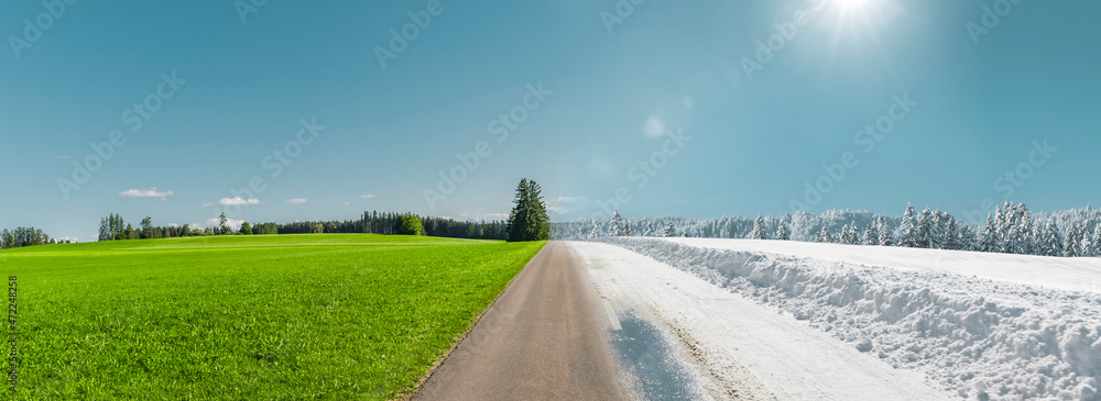 Sommer的Jahreszeitenwechsel-zu Winter fahrbahn auf einer Landstrasse